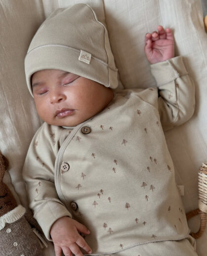 Gorrito beige, orgánico, mimosos con la cabecita del bebé. Mimú bebés Jerez