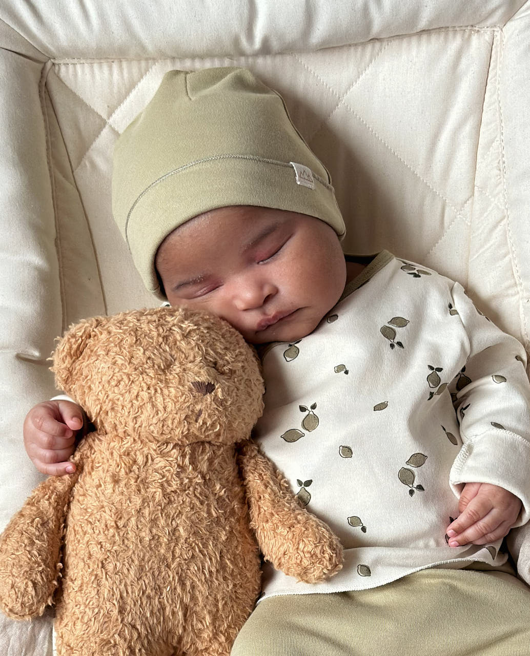 Gorrito caqui, orgánico, ideal entretiempo. Mimú bebés Jerez