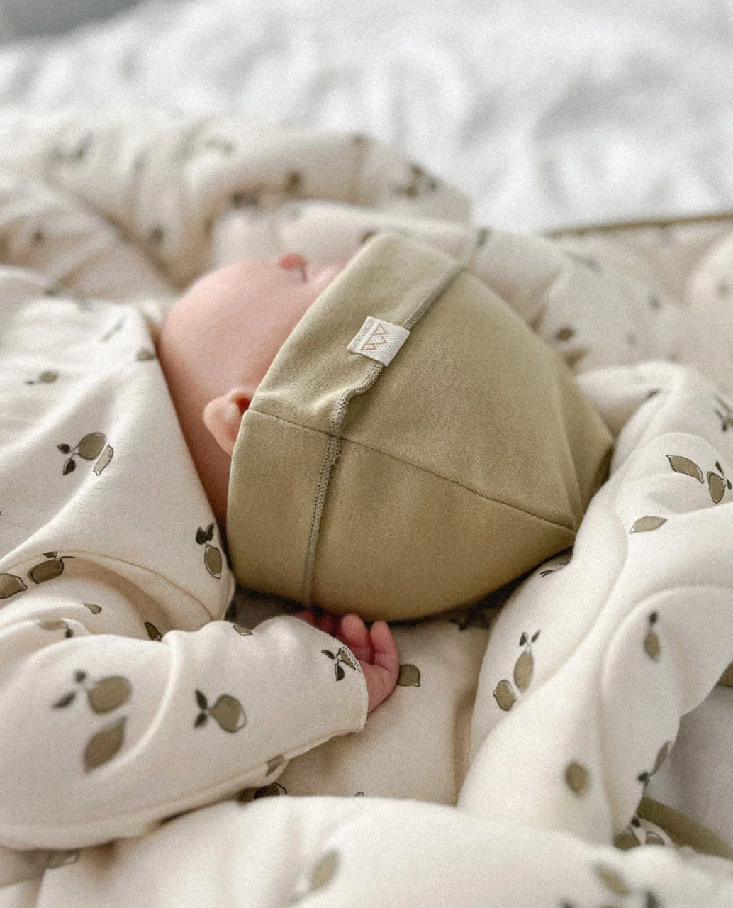 Gorrito caqui, orgánico, mimosos con la cabecita del bebé. Mimú bebés Jerez