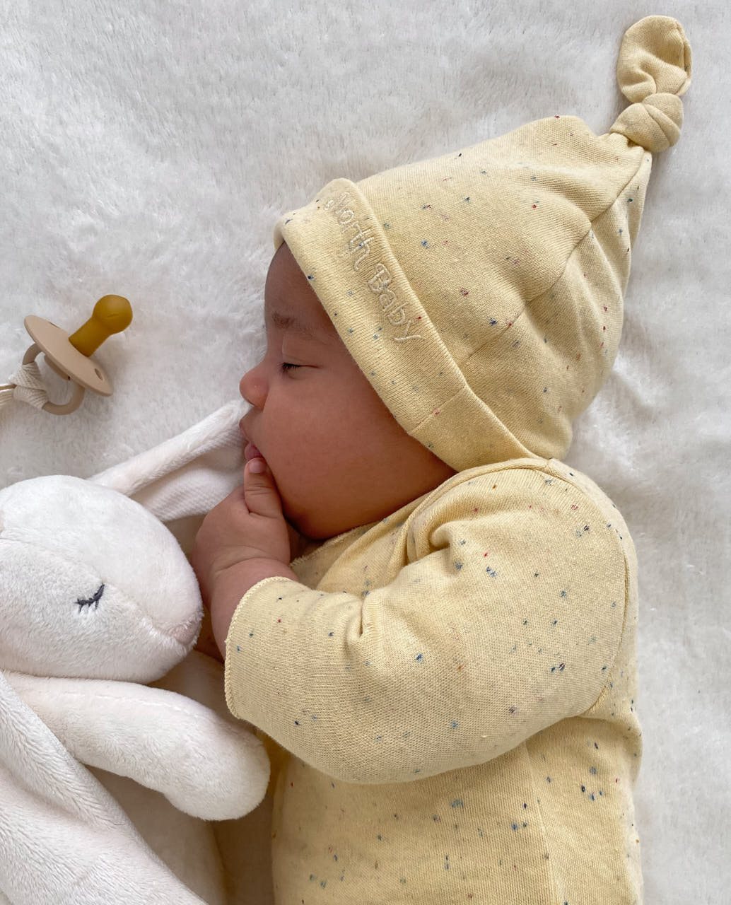 Gorrito banana con nudo, algodón orgánico, ideal primera puesta. Mimú bebés Jerez