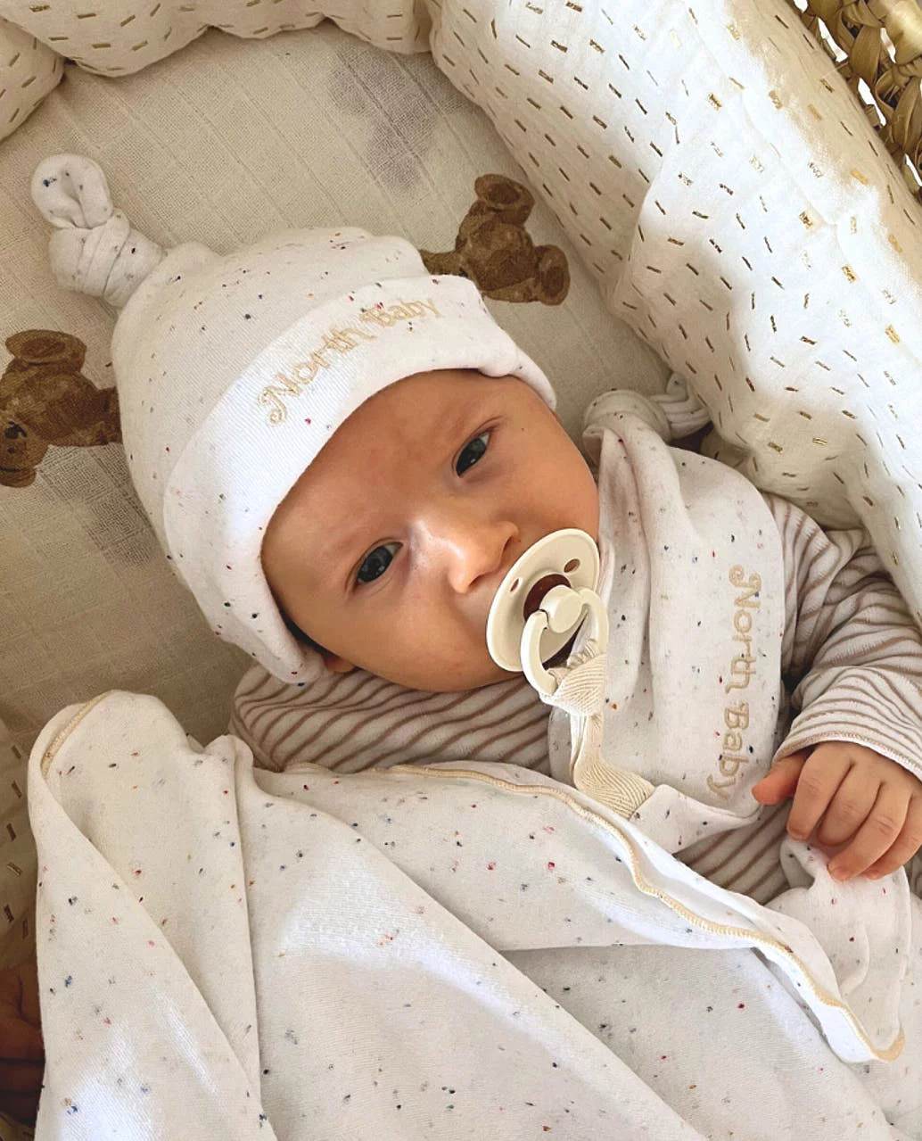 Gorrito blanco con nudo, algodón orgánico, perfecto hospital. Mimú bebés Jerez