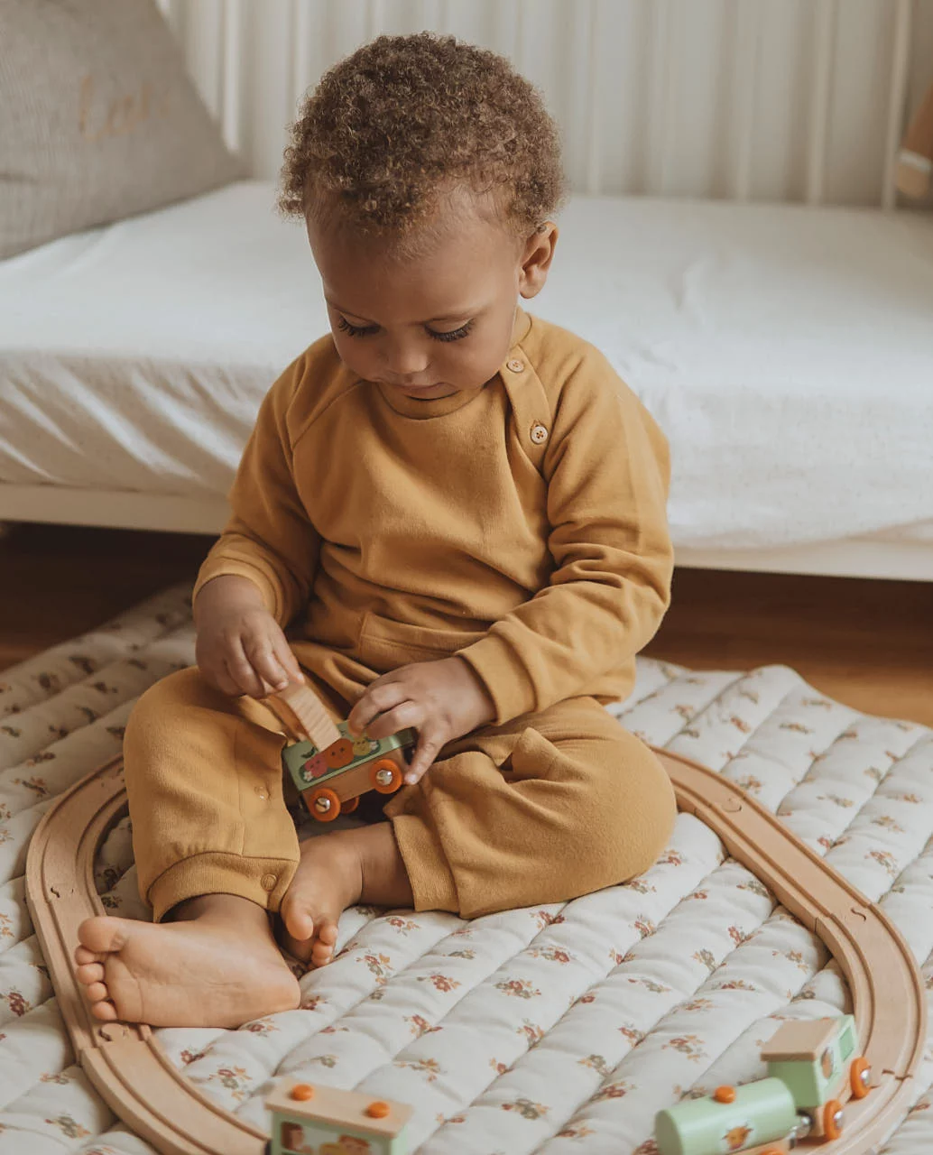 Mono curry, algodón orgánico, color cálido y suave. Mimú bebés Jerez