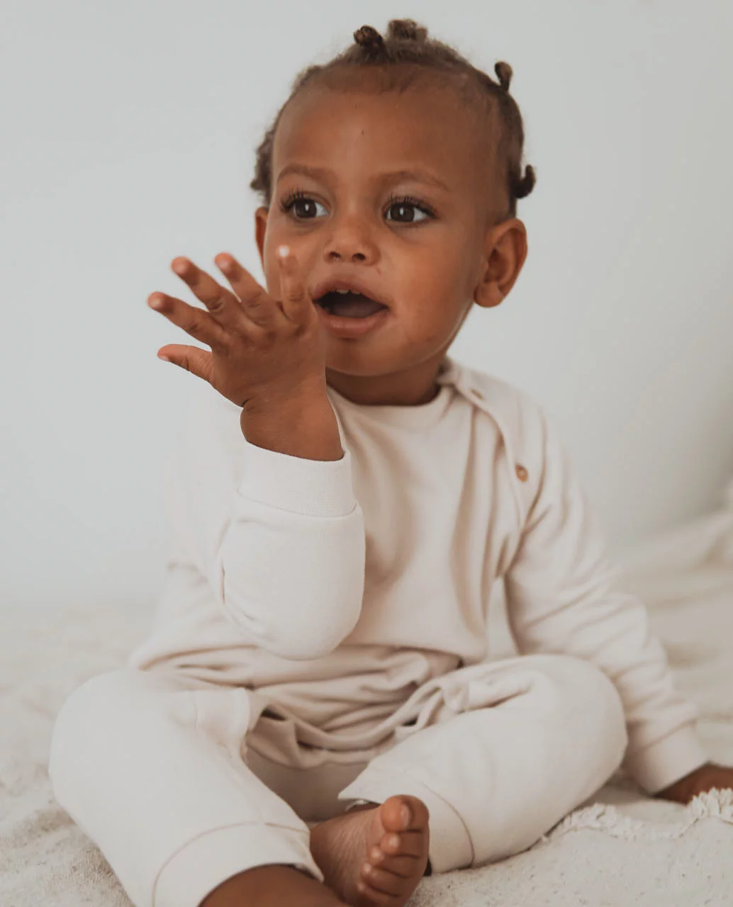 Mono crudo, algodón orgánico, ideal días fríos, botones cómodos. Mimú bebés Jerez