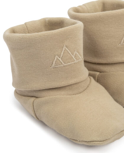 Patucos North Baby beige, algodón orgánico, destaca con suavidad. Mimú bebés Jerez