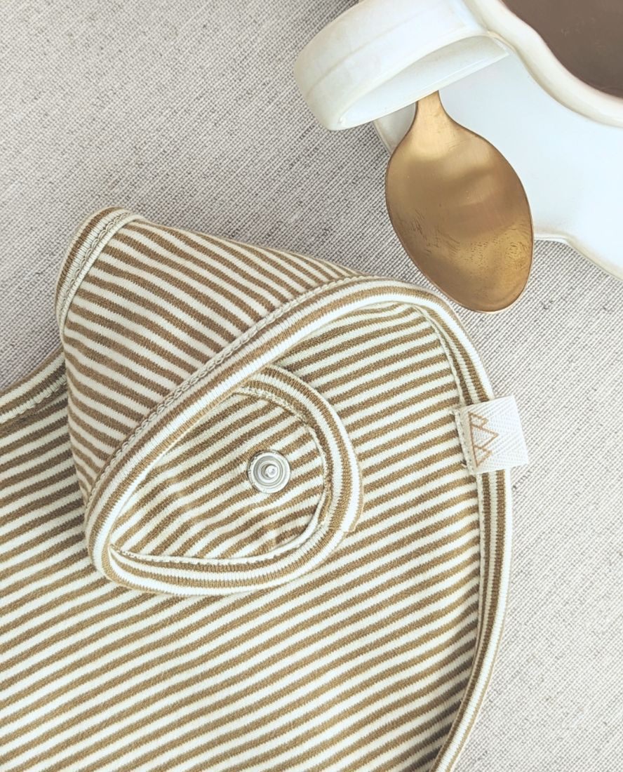 Babero rayas toffee, algodón orgánico, look clásico para bebé. Mimú bebés Jerez