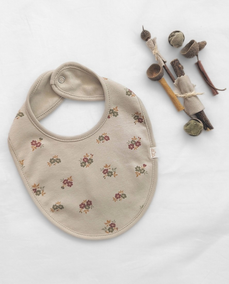 Babero North Baby flores, estilo dulce y orgánico. Mimú bebés Jerez