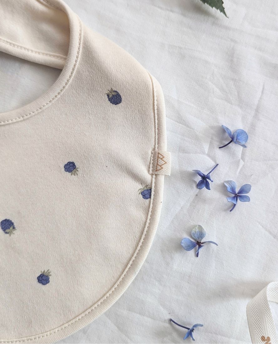 Babero algodón orgánico estampado arándanos, suave y sostenible. Mimú bebés Jerez