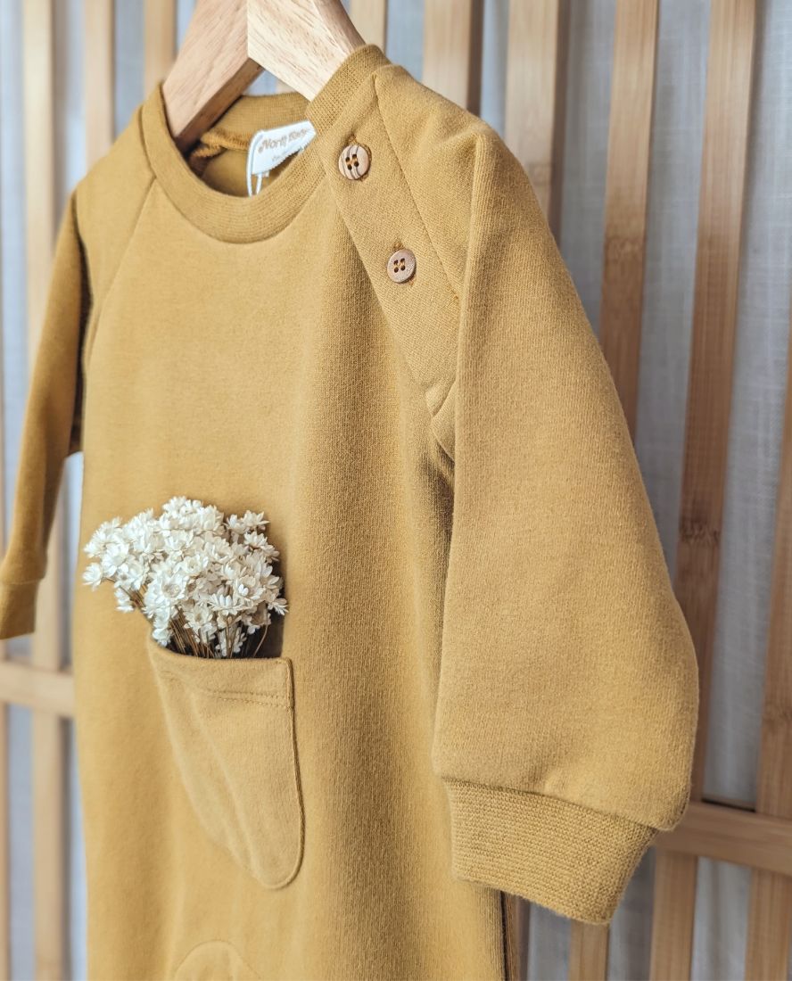 Mono curry, look otoñal, tejido sostenible, calidad premium. Mimú bebés