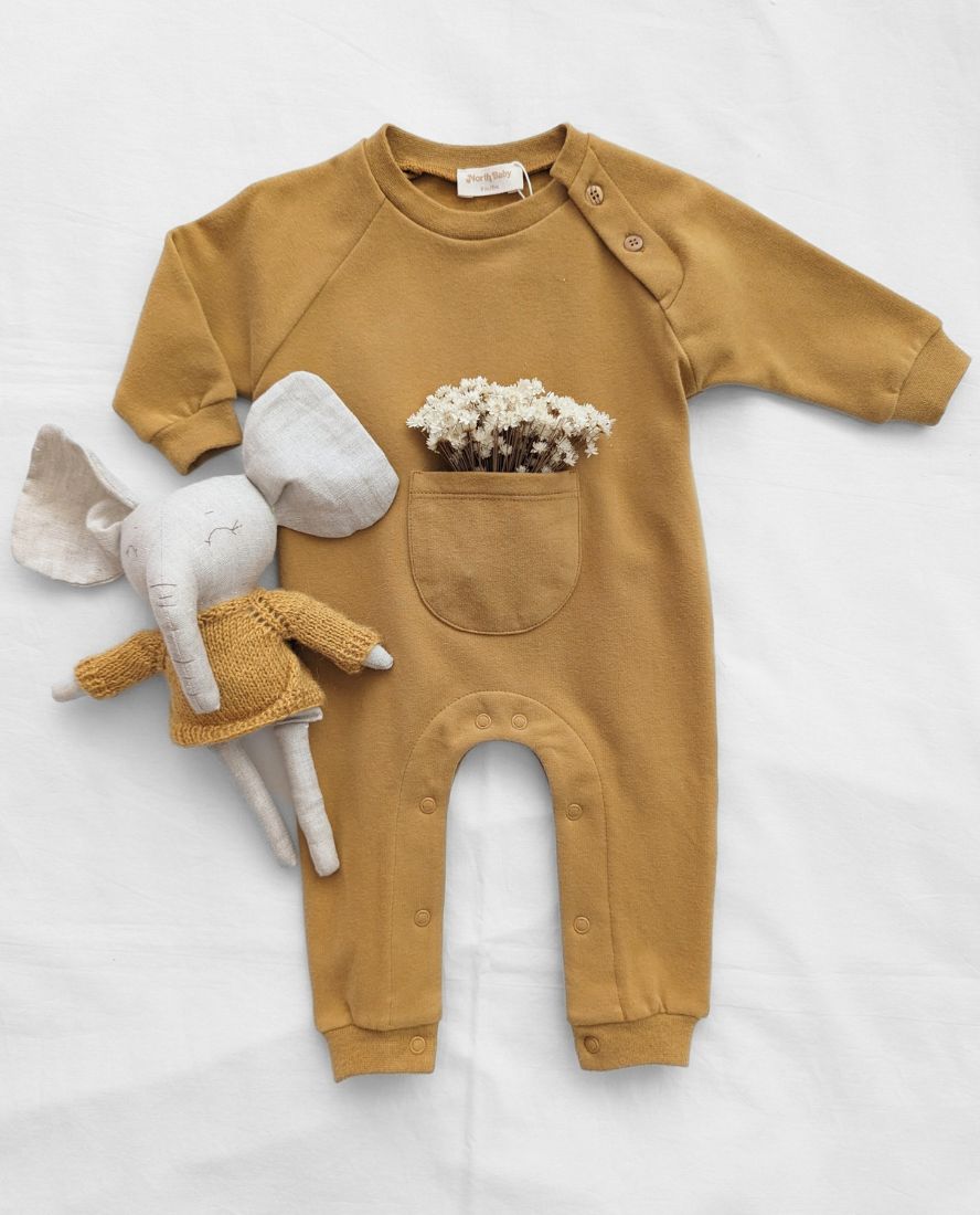 Mono curry Nort Baby, ropa ecológica que cuida la piel de tu bebé, invierno calentito. Mimú bebés Jerez