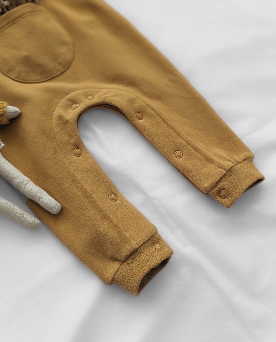 Mono North Baby curry, botones prácticos, look único. Mimú bebés