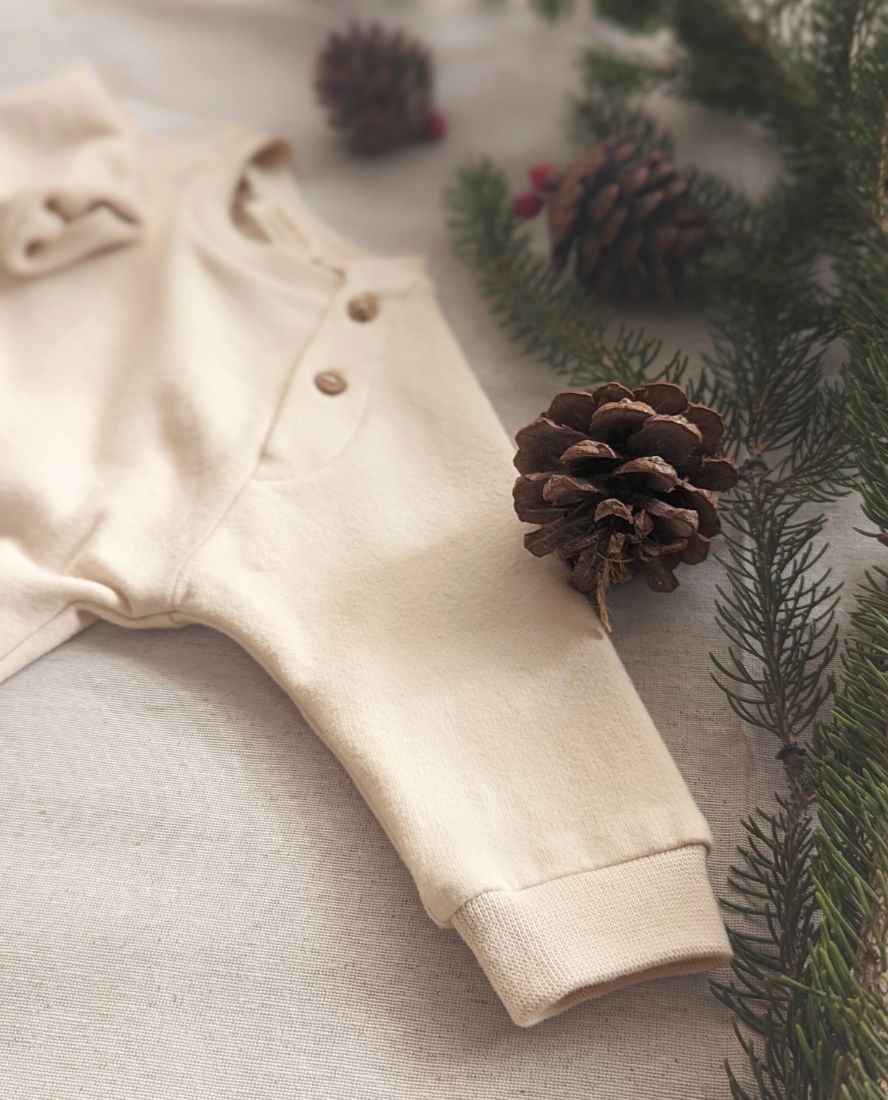 Mono crudo sin pies, facilita el movimiento y cambio de pañal, tejido mimoso. Mimú bebés