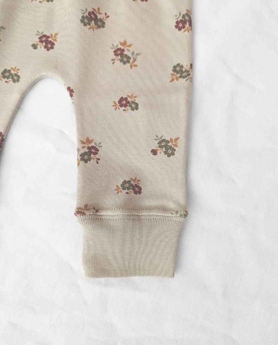 Jogger North Baby flores, confortable y alegre. Mimú bebés