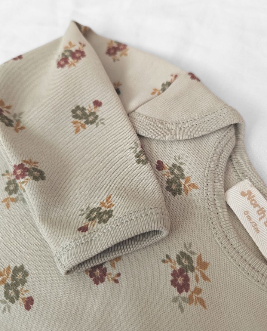 Body North Baby flores, perfecto para el día a día. Mimú bebés Jerez