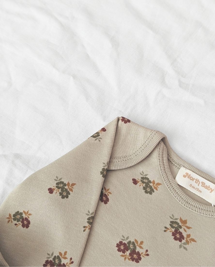 Body bebé flores, diseño floral en algodón sostenible. Mimú bebés