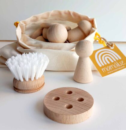 Saco de los tesoros Montessori, con varias pieza de madera y fibra natural para el juego libre de los peques, disponible en Mimú bebés Jerez