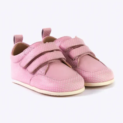Zapatillas Triana rosa puntos blancos, piel suave, diseño divertido, suela respetuosa. Zapatillas para autonomía y seguridad al caminar. Mimú