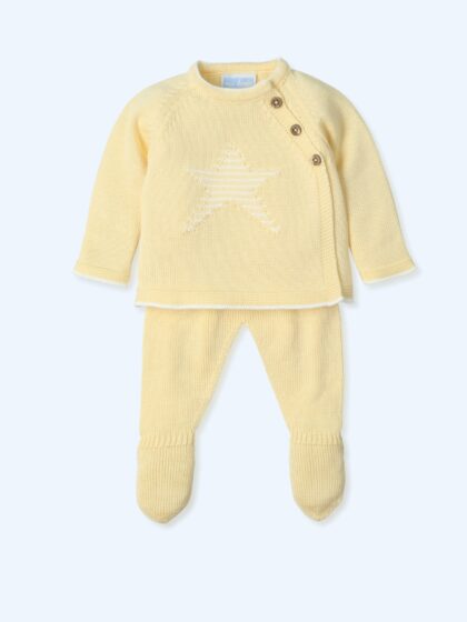 Conjunto de punto bebé amarillo con jersey cruzado y polaina pie cubierto, detalle estrella, Mac Ilusion en Mimú bebés