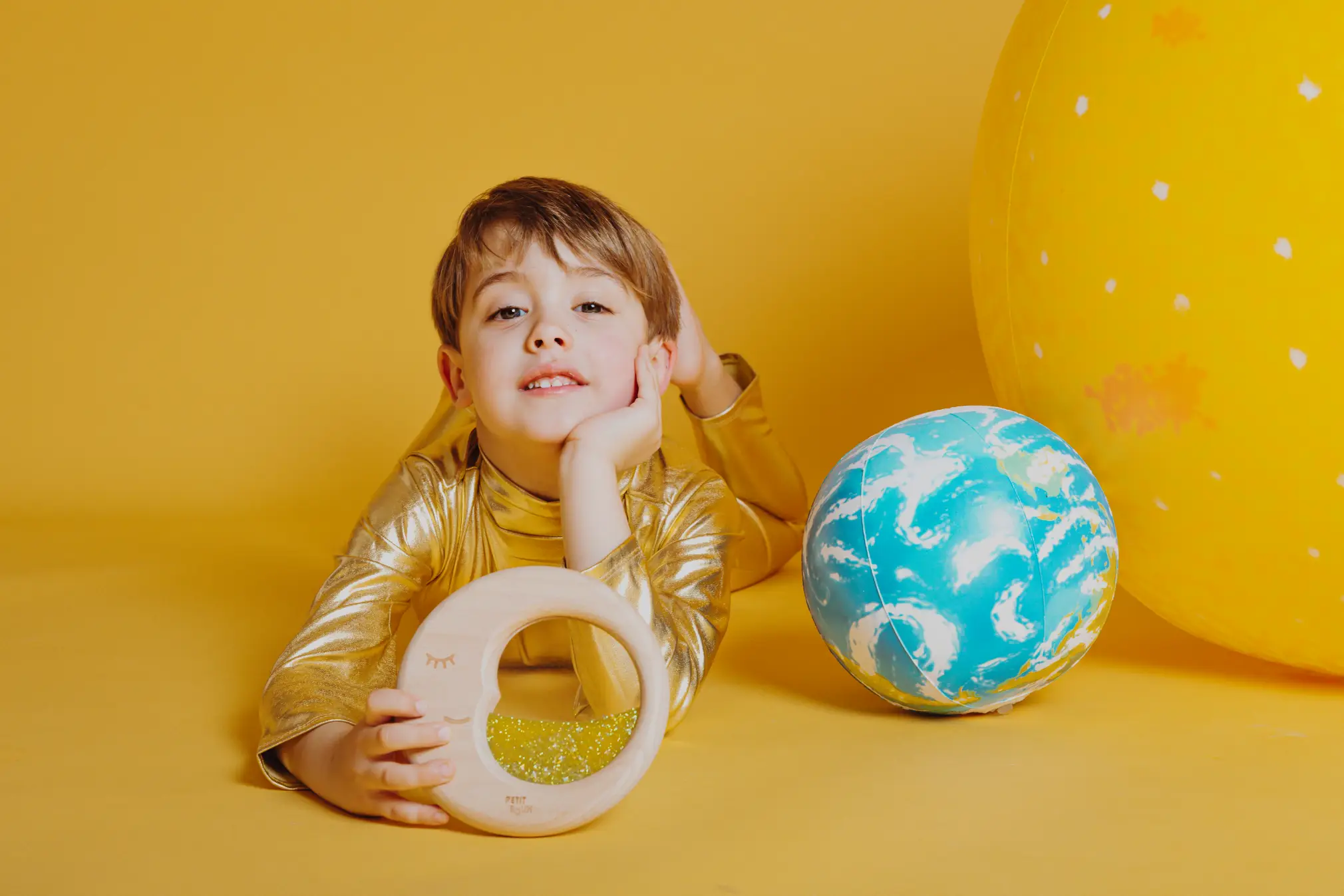 Sensory moon de Petit Boum, juguete sensorial con brillos que fluyen para favorecer la calma, la atención plena y el juego silencioso en niños. Mimú