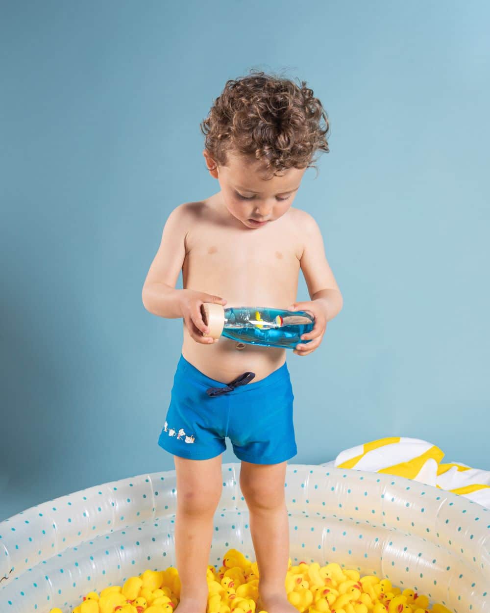 Botella sensorial que invita a la calma, con un patito y una pelota de playa que flotan para relajarse. Peti Boum en Mimú