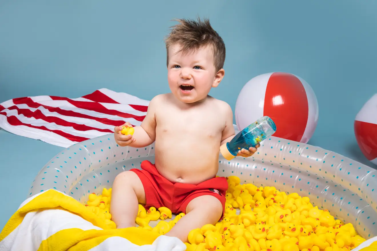 Botella sensorial move patito, con elementos flotantes, ideal juego tranquilo y concentración en bebés y niños y niñas. Petit Boum en Mimú