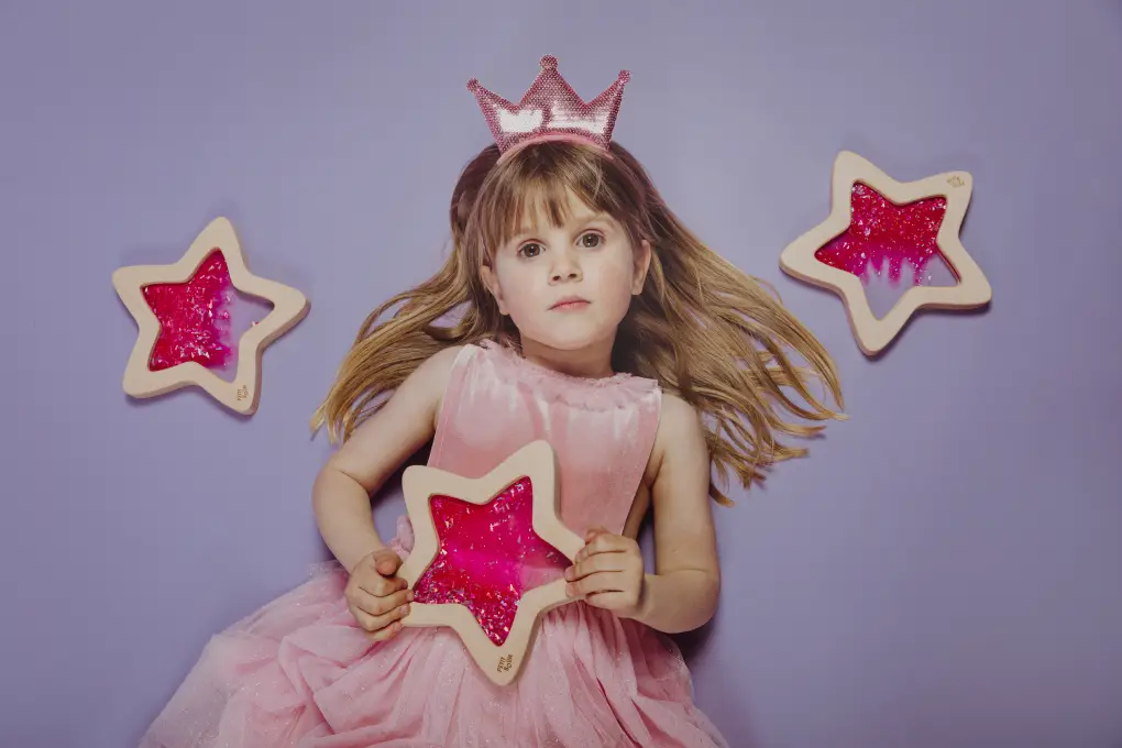 Juguete sensorial flow star rosa, estrella con líquidos y brillos para concentrarse y relajarse. Petit Boum en Mimú bebés Jerez