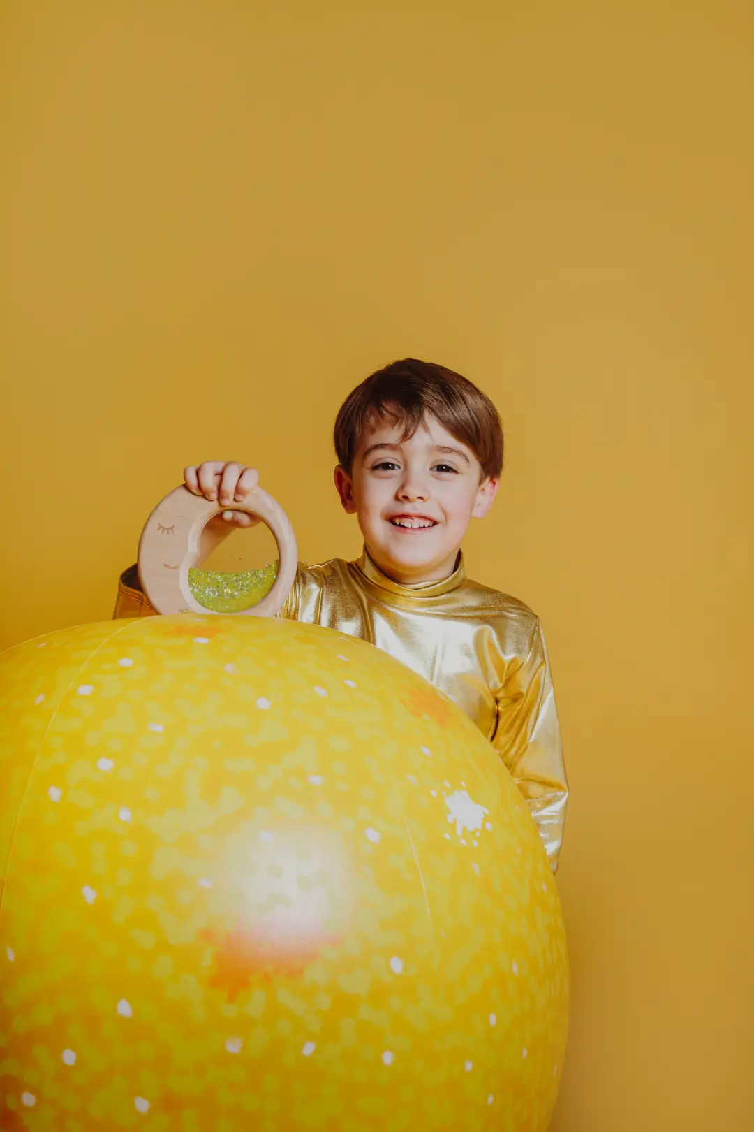 Juguete sensorial sensory moon de Petit Boum, con brillos hipnóticos que invitan a la calma y la concentración, ideal para juego relajado sin pantallas. Mimú Jerez