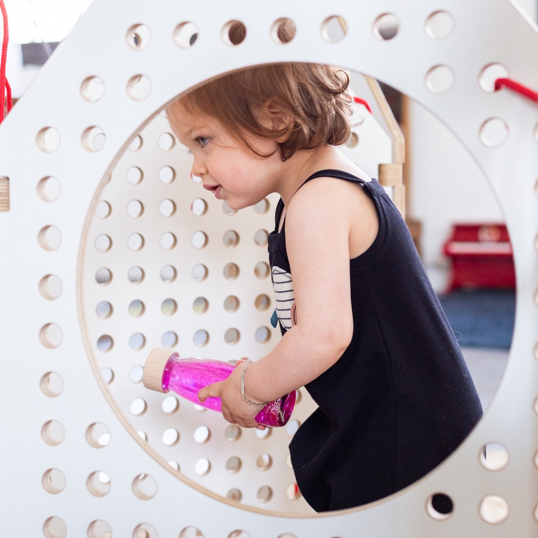 Botella sensorial float color rosa, con purpurina, líquido y elementos flotantes, ideal para relajación y concentración en bebés. Mimú Jerez