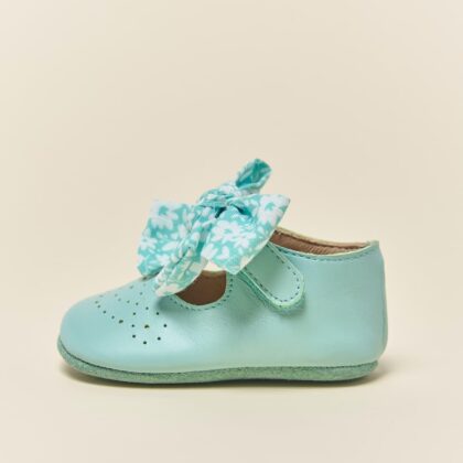 Zapatos respetuosos Princesita verde agua con lazo para bebé en piel, calzado infantil primeros pasos. Zapato Molón en Mimú Jerez
