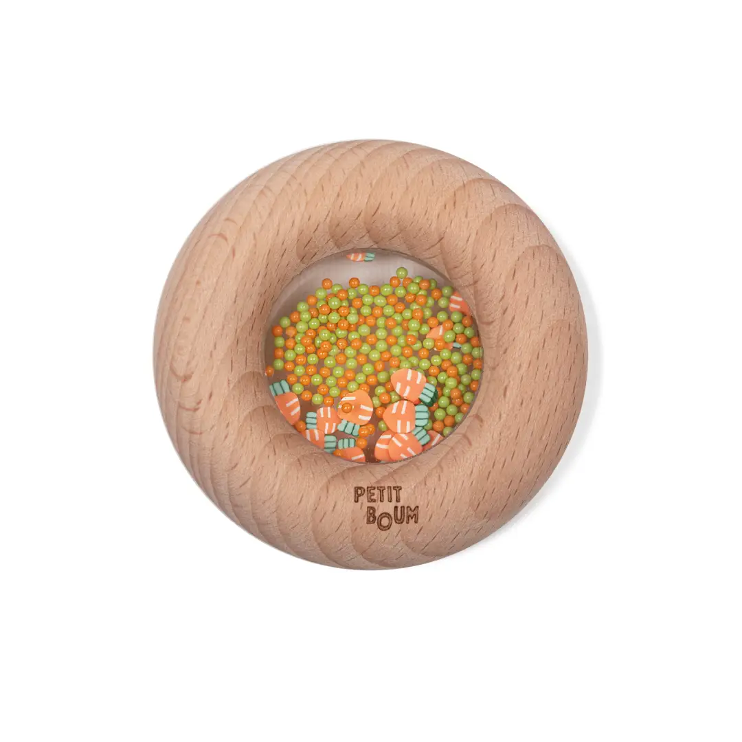 Sonajero sensorial donut zanahorias para estimular el oído y la vista, ideal para primeras exploraciones. Petit Boum en Mimú