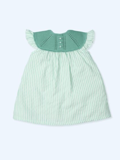 Vestido de rayas verdes y blancas con cuello de punto verde de Mac Ilusión. Mimú bebés Jerez
