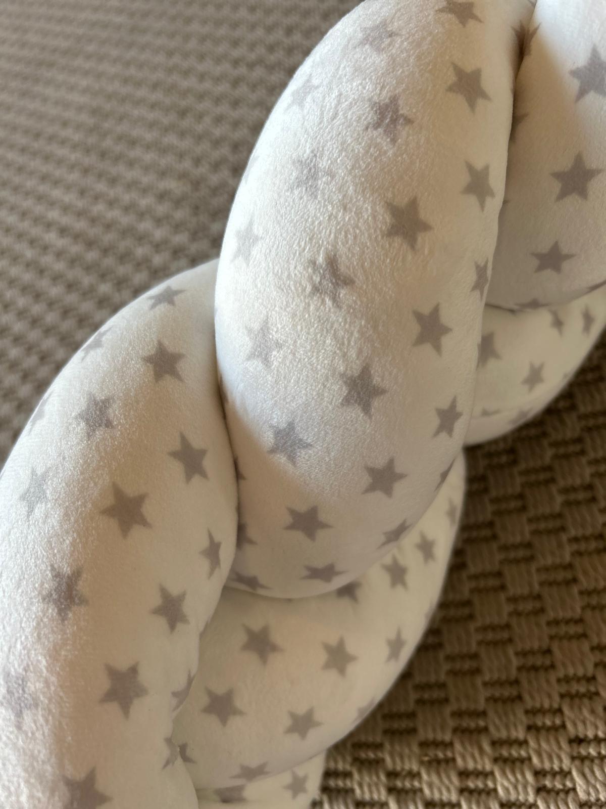 Trenza protectora bebé de 2metros, para la cuna, moisés o cama. Fondo blanco y estrellas grises, color neutro. Mimú Jerez