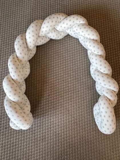 Trenza protectora bebé de 2metros muy suave, para la cuna, moisés o cama. Fondo blanco y estrellas grises, color neutro.