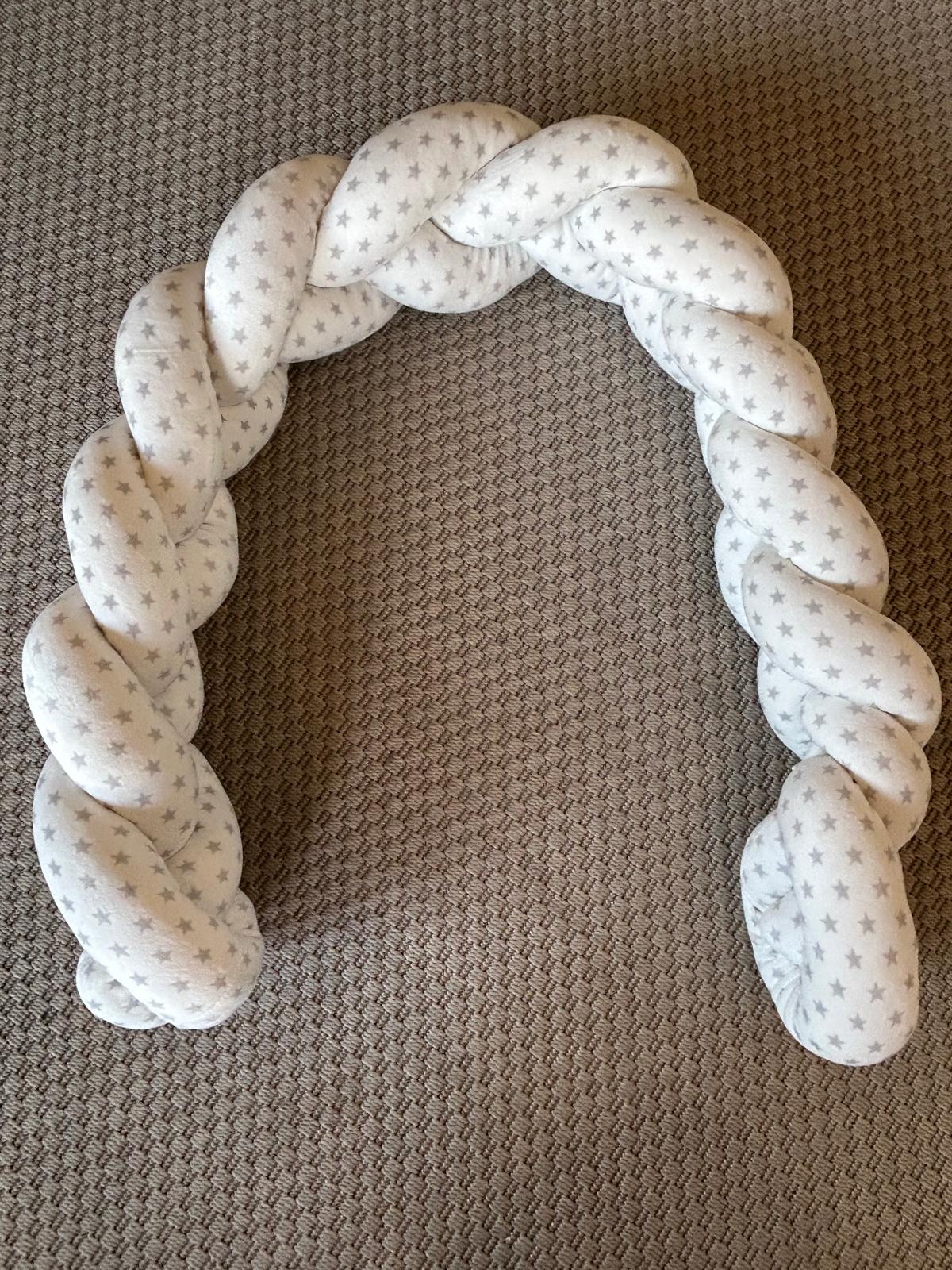 Trenza protectora bebé de 2metros muy suave, para la cuna, moisés o cama. Fondo blanco y estrellas grises, color neutro.