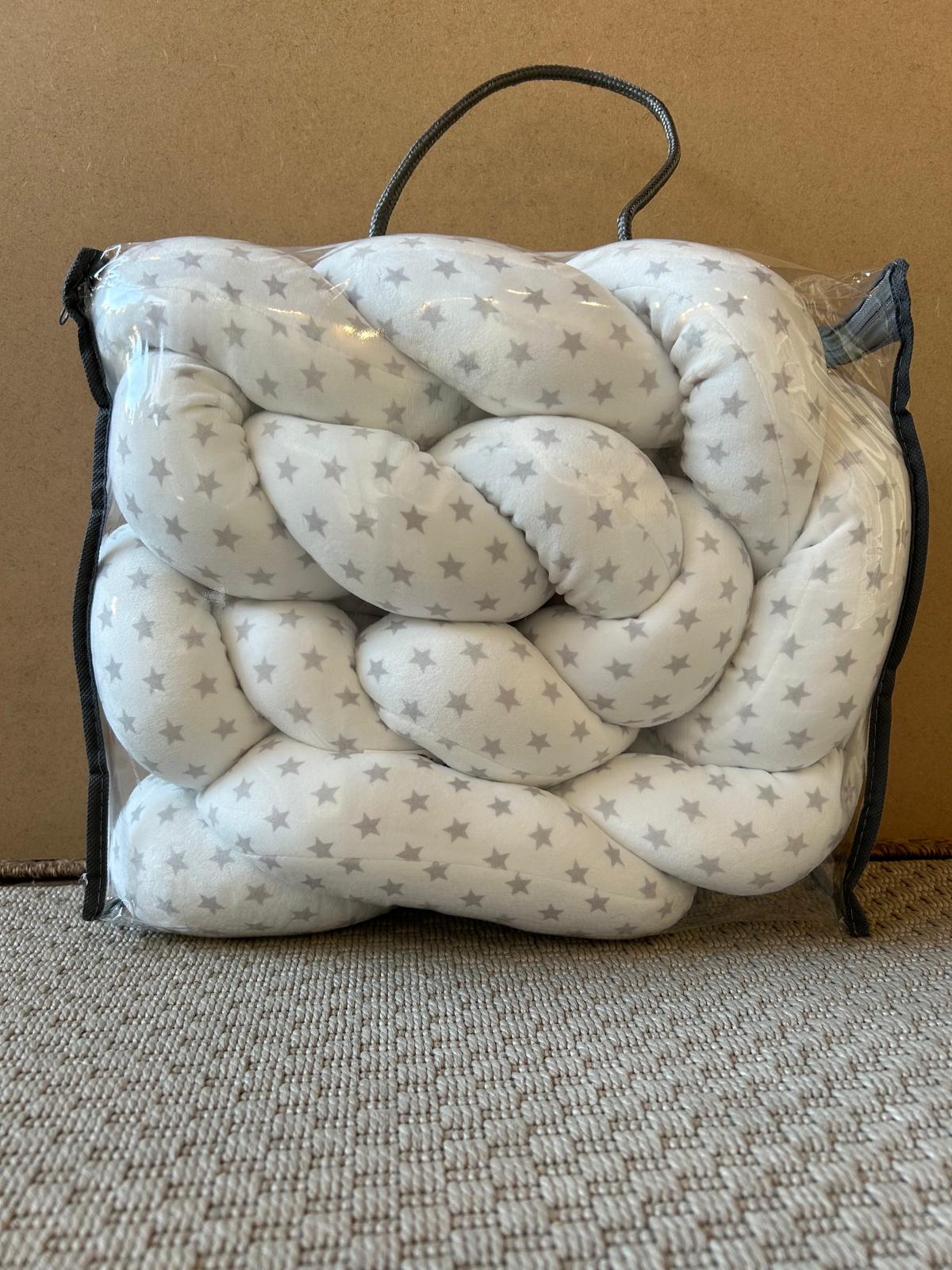 Trenza protectora bebé de 2metros, para la cuna, moisés o cama. Fondo blanco y estrellas grises, color neutro.