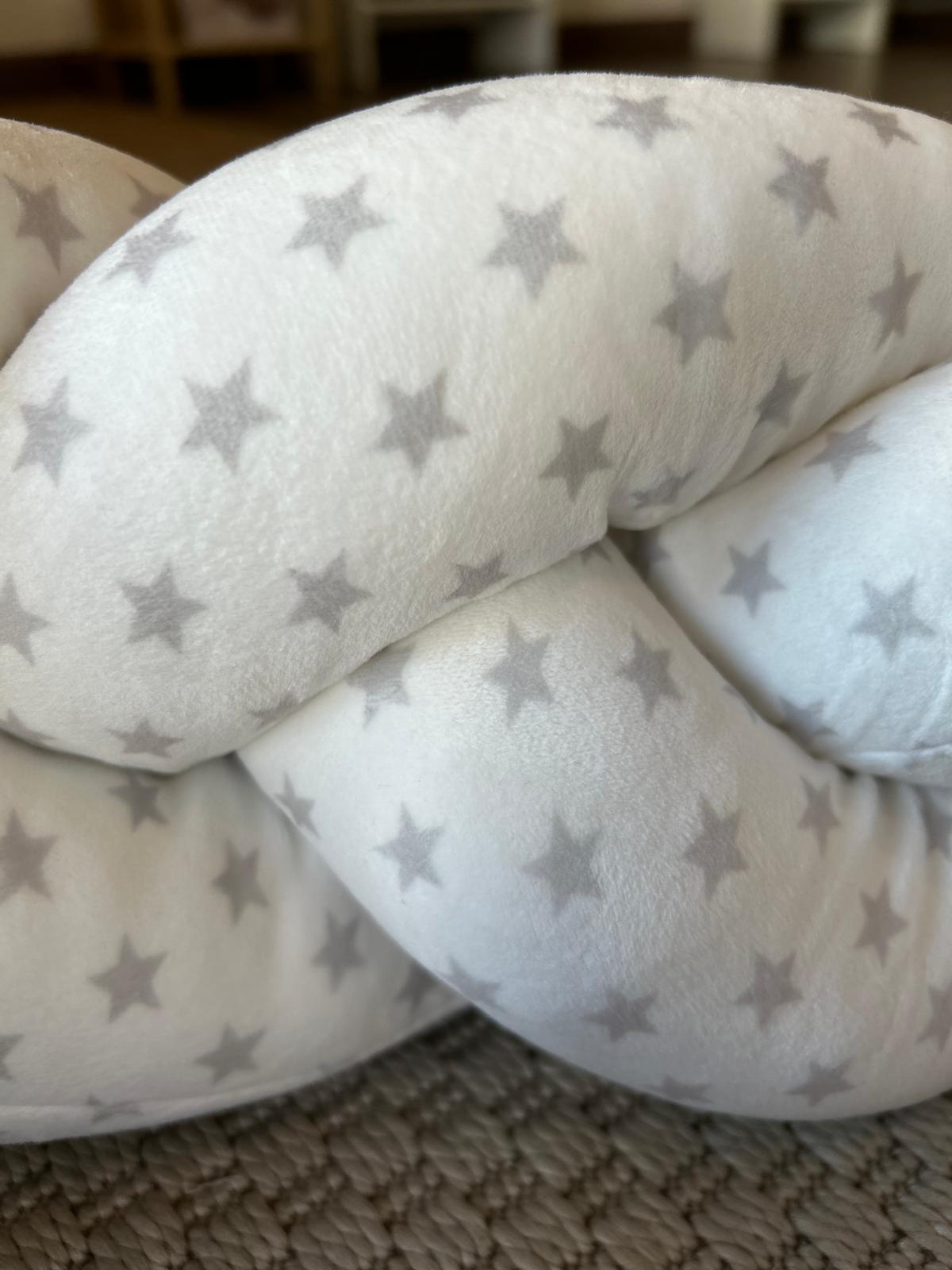 Trenza protectora bebé de 2metros, para la cuna, moisés o cama. Fondo blanco y estrellas grises, color neutro. De Gamberritos Mimú