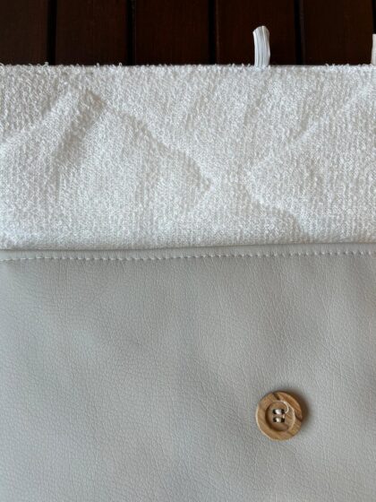 Neceser color gris, cierre con botón y forrado en tejido de rizo, absorvente, para accesorios del bebé.