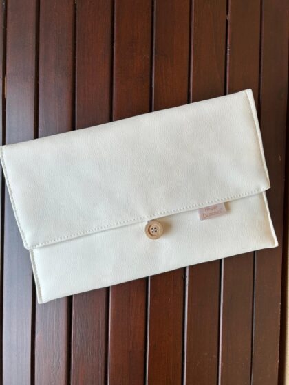 Neceser o portadocumentos color crudo, fácil de limpiar y cierre con botón, de Denenes. Mimú Jerez