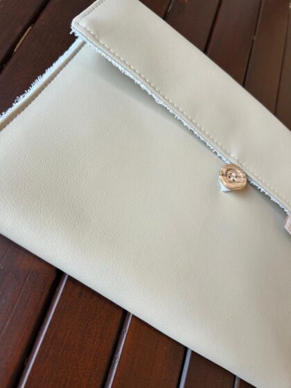 Neceser o portadocumento para la maternidad, en color beige