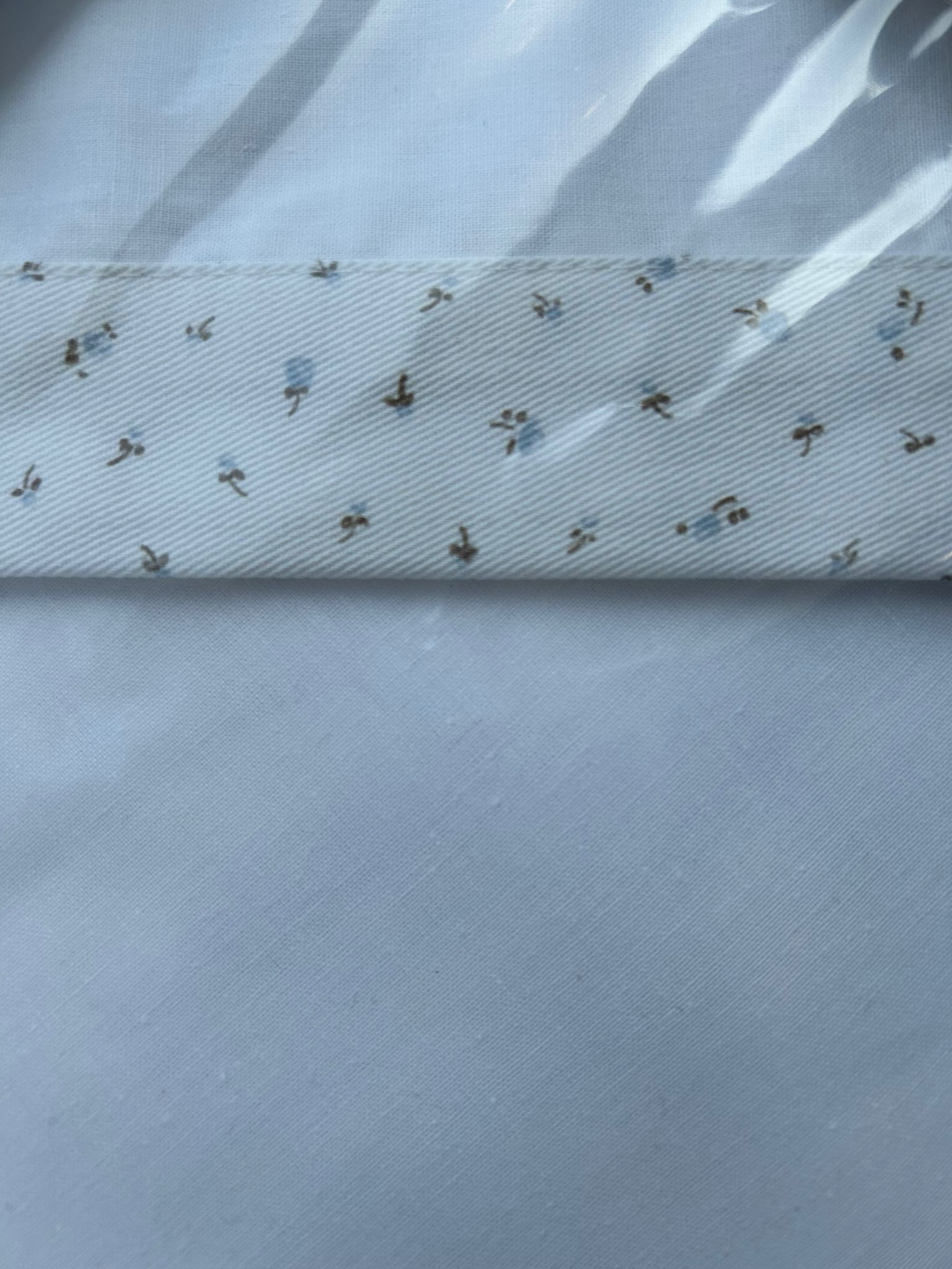 Juego de sábanas de cuna 60x120 algodón blanco florecitas celestes Mimú