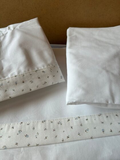 Textil de cuna algodón transpirable florecitas celestes Mimú bebés