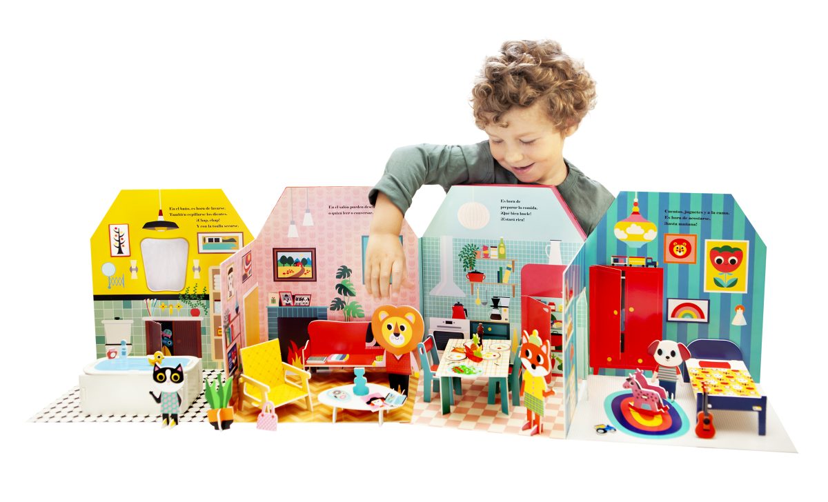 Interior del libro Casa de Muñecas de Combel con habitaciones ilustradas - Mimú bebés