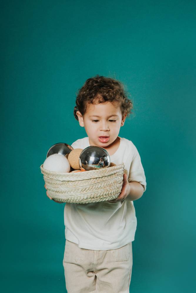 Cesto de palma natural para juego sensorial y respetuoso, disponible en Mimú bebés Jerez