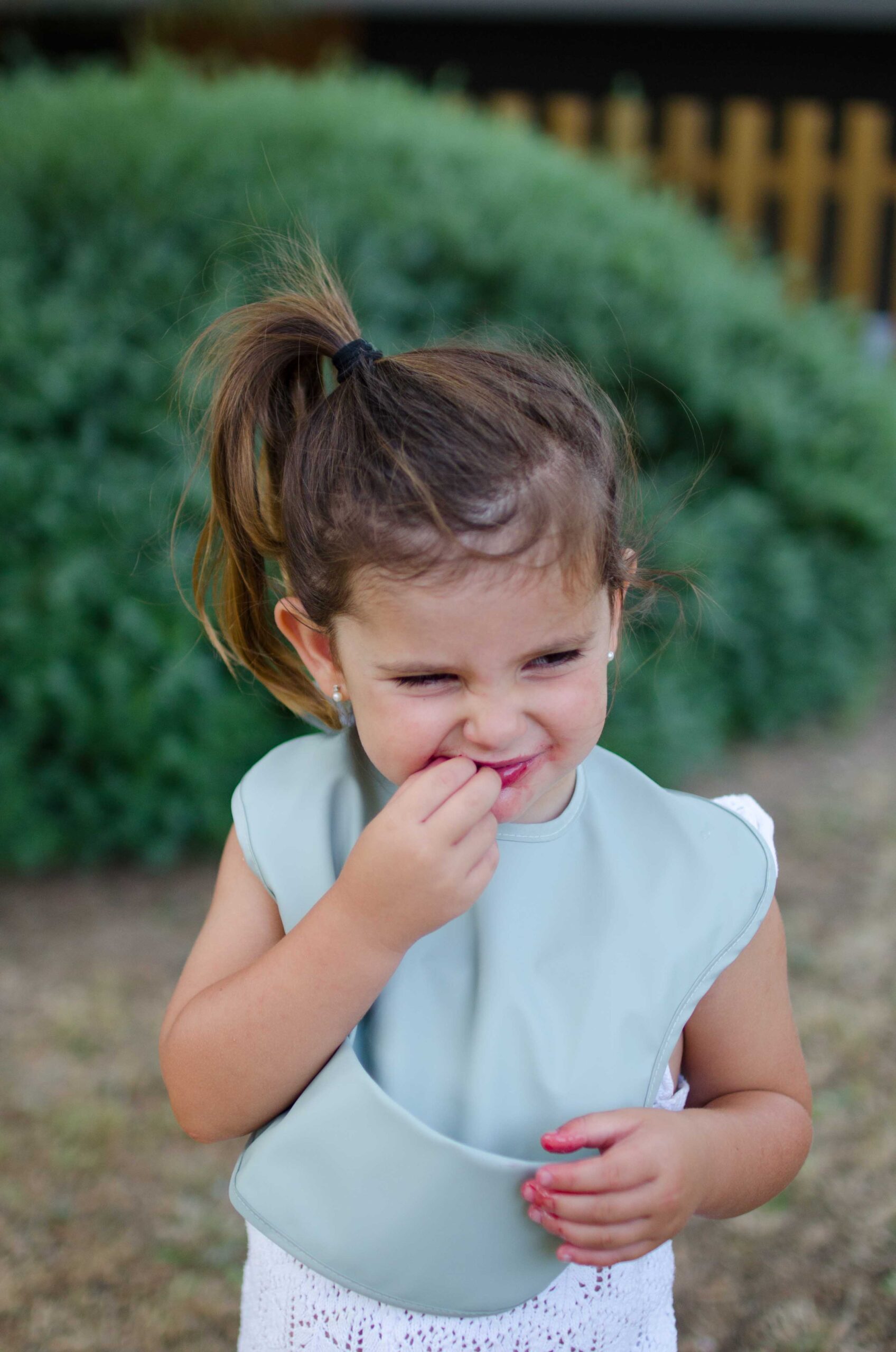 Pack de 2 baberos impermeables, ligeros y lavables disponibles en Mimú