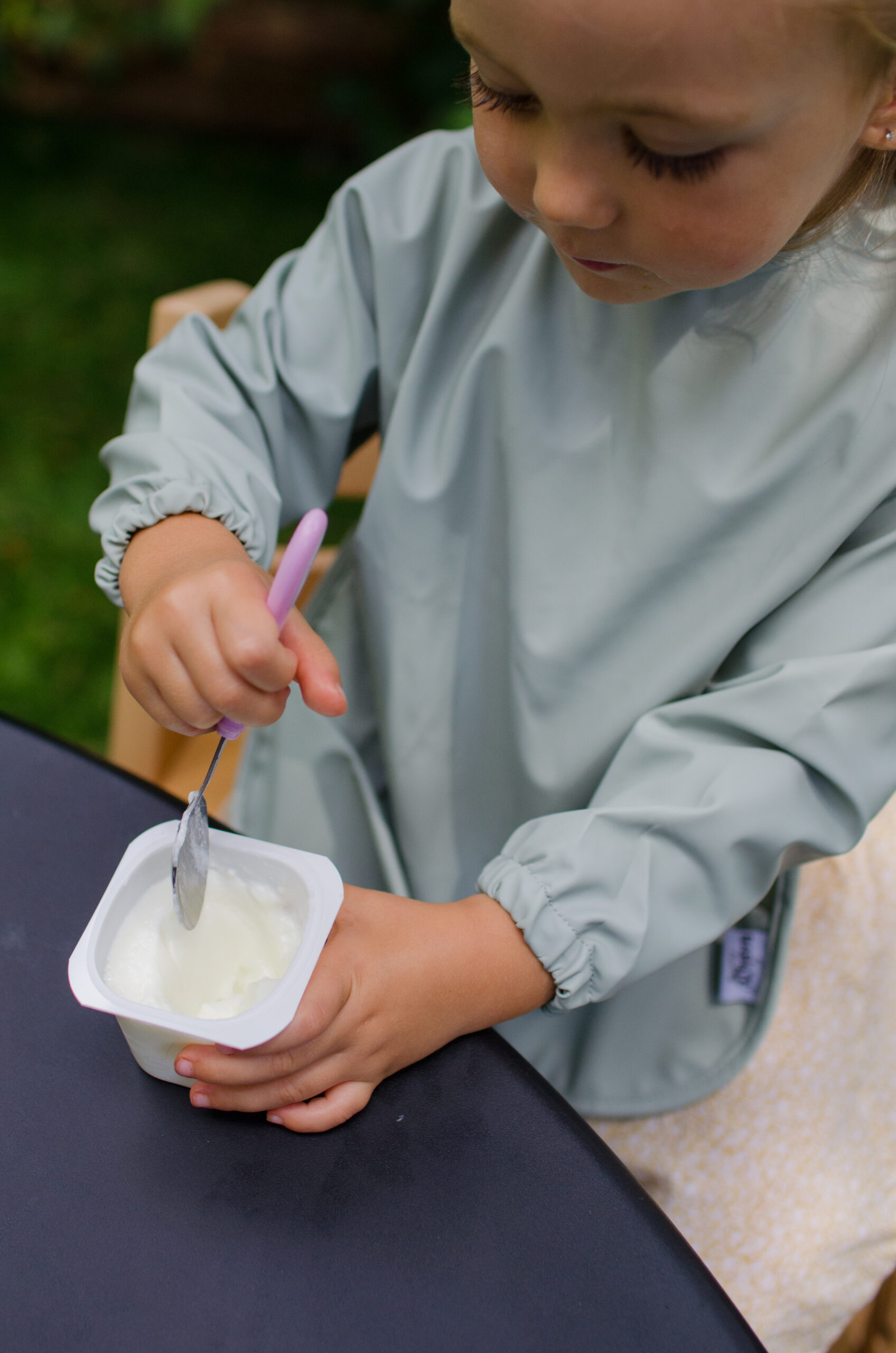 Baberos impermeables con manga larga cómodos y suaves disponibles en Mimú