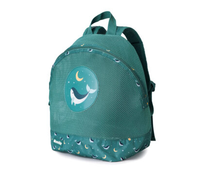 Mochila antiarena infantil Monnëka con diseño de ballena verde disponible en Mimú